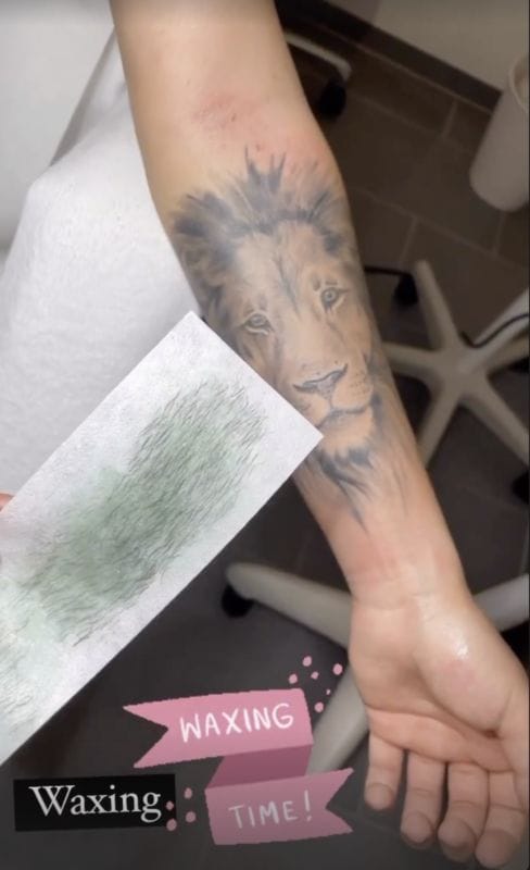 Waxing-Behandlung zur Haarentfernung auf einem tätowierten Arm bei Mel’s Beauty & Academy in 5212 Hausen AG.