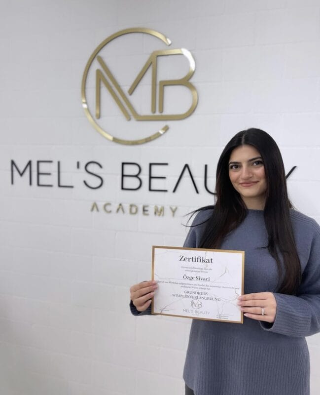 Absolventin einer Wimpernverlängerungs-Schulung hält ihr Zertifikat bei Mel’s Beauty & Academy in 5212 Hausen AG.