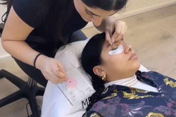 Einzelschulung für Wimpernlifting bei Mel’s Beauty & Academy in 5212 Hausen AG.