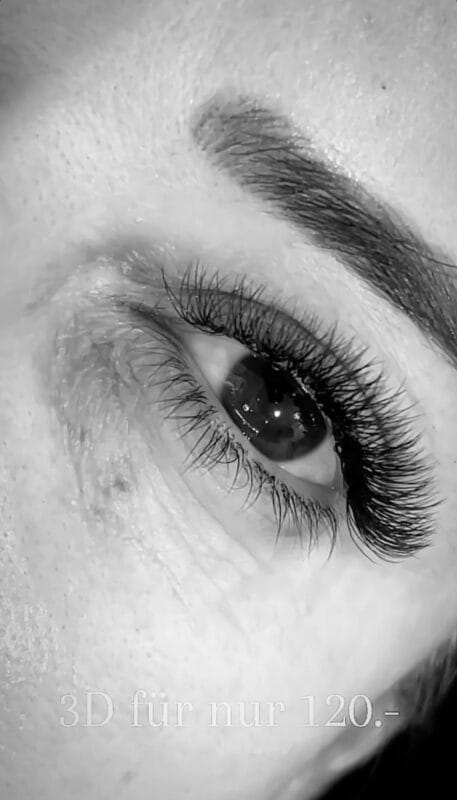 Detailaufnahme einer Wimpernverlängerung mit 3D-Effekt bei Mel’s Beauty & Academy in 5212 Hausen AG.
