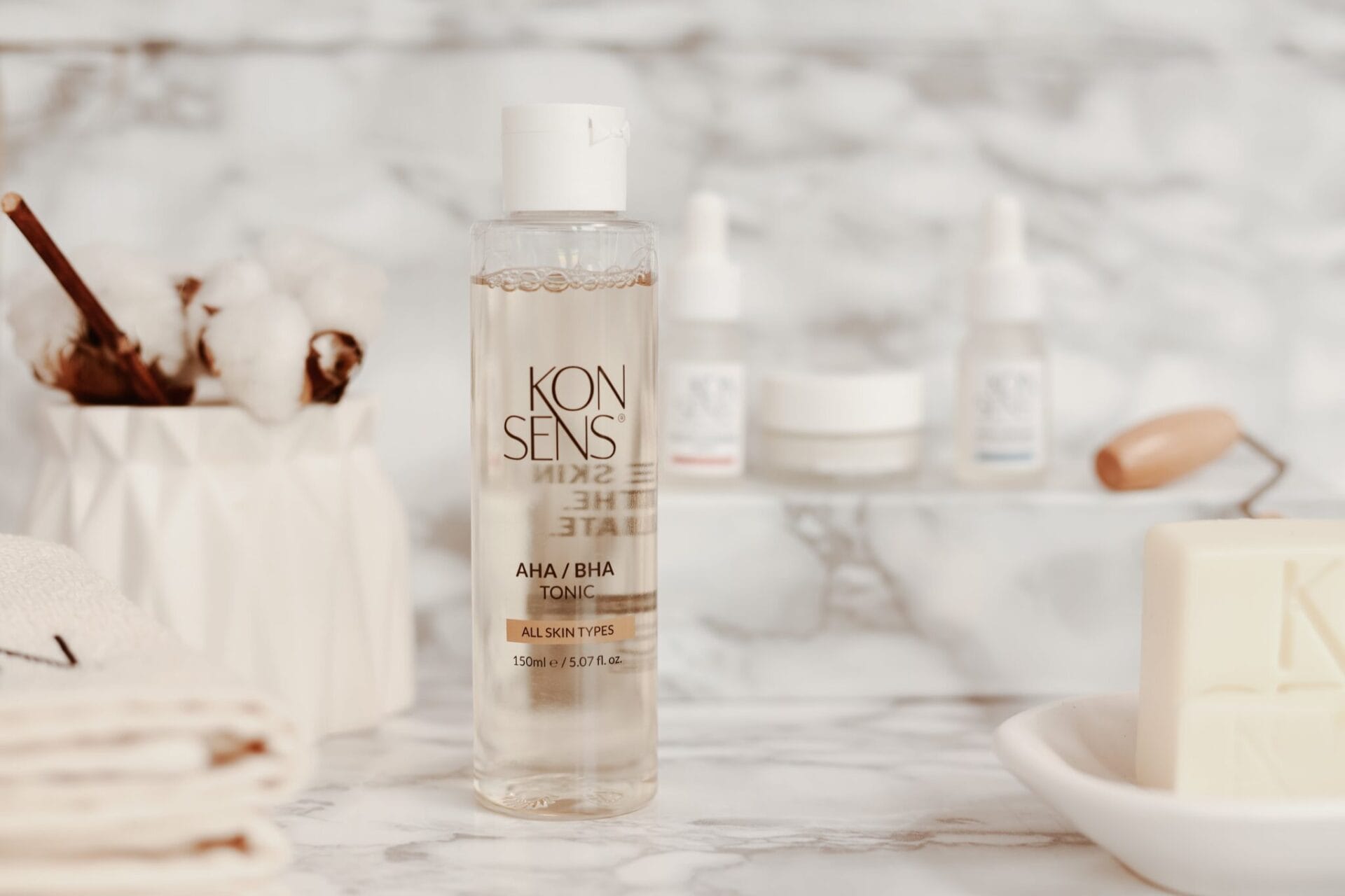 aha-bha-tonic-2048×1365 KONSENS AHA + BHA Tonic – Exfolierendes Gesichtswasser zur Hautbildverfeinerung und Porenreinigung.