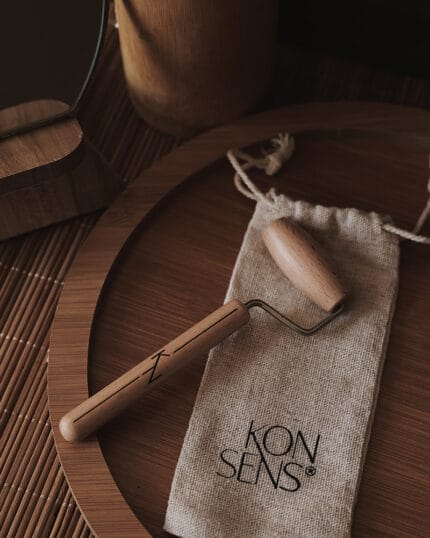 KONSENS Madero Gesichtsroller – Natürliches Massagetool zur Hautstraffung und Förderung der Durchblutung.