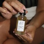 KONSENS Anti-Cellulite Serum 50 ml – Detailaufnahme beim Öffnen mit Pipette